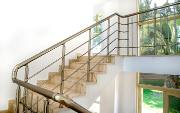 schody z metalową balustradą